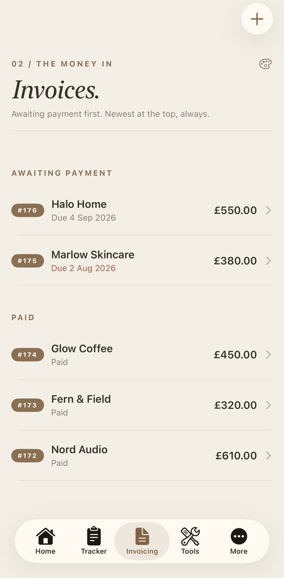 The invoicing screen in the Framework app, listing invoices awaiting payment and paid, each with its number, brand, due date and amount.